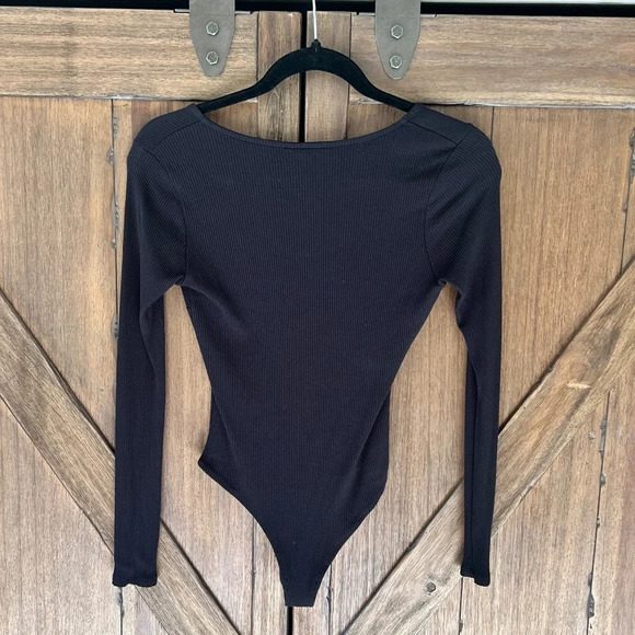 Vici Ribbed Long-Sleeve V-neck Bodysuit in Black Size Medium - Picture 3 of 8